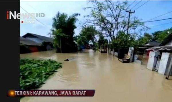Banjir Kepung Desa Kalangligar Karawang, Ketinggian Air Capai Atap Rumah Warga