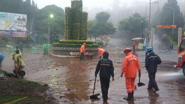 Hujan Deras, Banjir Terjang Wisata Selecta Kota Batu