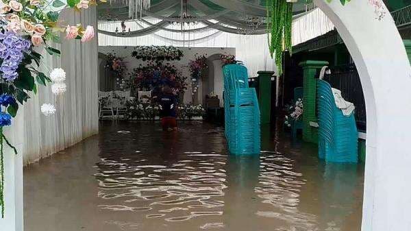 Banjir Rendam 6 Desa di Mojokerto, Pernikahan Warga Terpaksa Dipindah ke Area Masjid Banjir Rendam 6 Desa di Mojokerto, Pernikahan Warga Terpaksa Dipindah ke Area Masjid