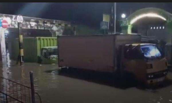 2 Truk Terjebak Banjir 1 Meter di Underpass Tegal, Arus Lalu Lintas Lumpuh