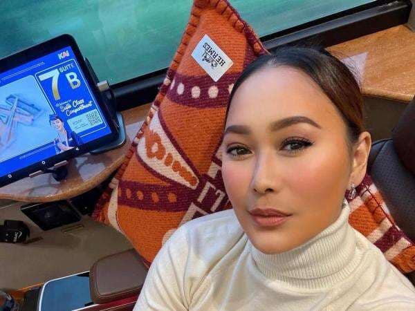 Menyala! Inul Daratista Naik Kereta Api Bawa Bantal Hermes, Harganya Rp16 Jutaan