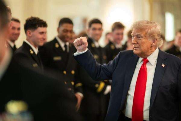 Trump Janji Bagikan Pendapatan Tarif ke Warga AS, Rp33 Juta per Orang Trump Janji Bagikan Pendapatan Tarif ke Warga AS, Rp33 Juta per Orang