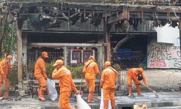 Usai Dibakar Massa, Halte Senen Sentral Mulai Dibersihkan