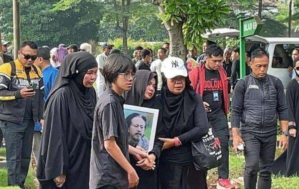 Tangis Karina Ranau hingga Nyaris Pingsan saat Jenazah Epy Kusnandar Dimasukkan ke Liang Lahat