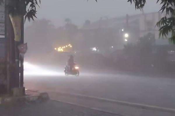 Hujan Disertai Angin Kencang Landa Depok, Sejumlah Jalan Terendam Banjir