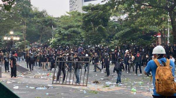 FOTO! Ricuh Demo May Day di Semarang: Pagar Roboh, Gas Air Mata Ditembakkan