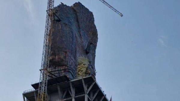 Tonton Pemasangan Kepala Merak, Ini Kata Fadli Zon Soal Monumen Reyog Ponorogo