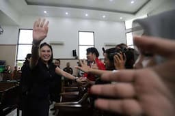 Nikita Mirzani Dituding Live Jualan dari Rutan, Denny Siregar: Enggak Sekalian Syuting?