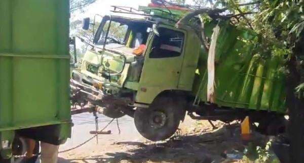 BREAKING NEWS: Kecelakaan Maut Truk Ugal-ugalan Tabrak Kurir dan Pagar Rumah Warga, 1 Tewas di TKP