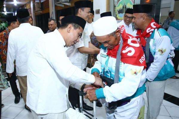 Gus Yasin Lepas Kloter 1 Haji 2025 dari Embarkasi Solo, Jemaah Diminta Jaga Kesehatan