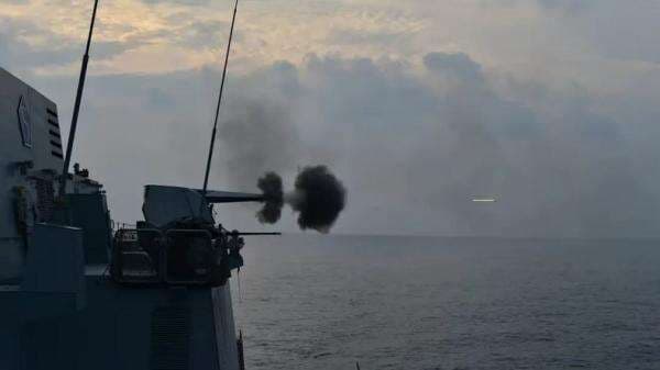 Kapal Perang Terbaru TNI AL Unjuk Kekuatan, Dentuman Meriam Getarkan Laut Surabaya