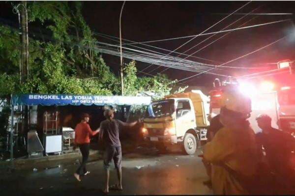 Pohon Mahoni Berusia 100 Tahun Tumbang Timpa 4 Rumah di Medan, 2 Anak Jadi Korban