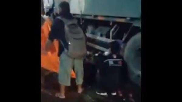 Motor Terpeleset Lumpur Banjir, Remaja Tewas Terlindas Truk Tronton di Pasuruan