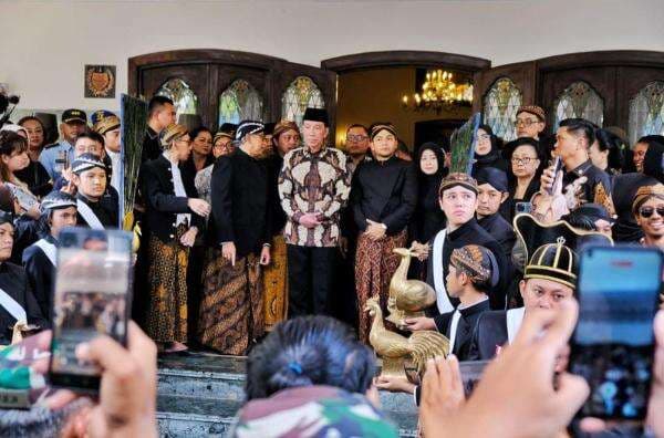 Jokowi Hadiri Pelepasan Jenazah Raja Keraton Solo PB XIII di Loji Gandrung