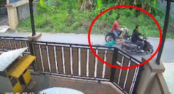 Tragis! Bocah 10 Tahun di Lampung Dibegal, Terseret Motor hingga 15 Meter Tragis! Bocah 10 Tahun di Lampung Dibegal, Terseret Motor hingga 15 Meter