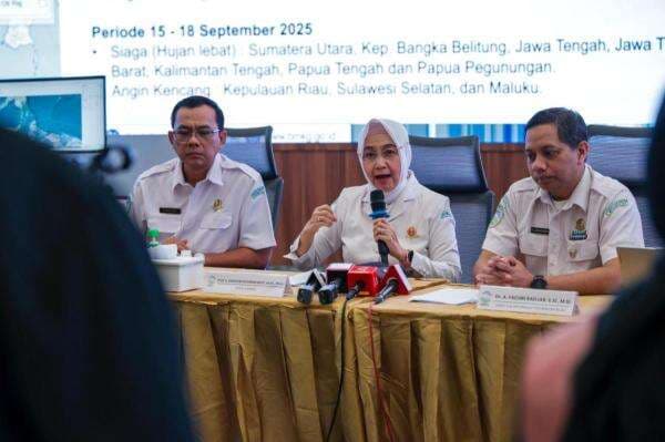 Musim Hujan 2025/2026 Datang Lebih Awal, BMKG Peringatkan Potensi Bencana