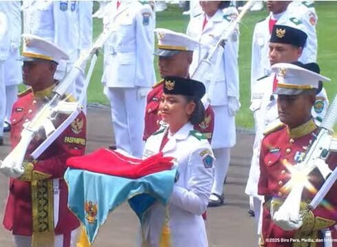 Bianca Alessia Terpilih Jadi Pembawa Bendera Merah Putih saat Upacara di Istana