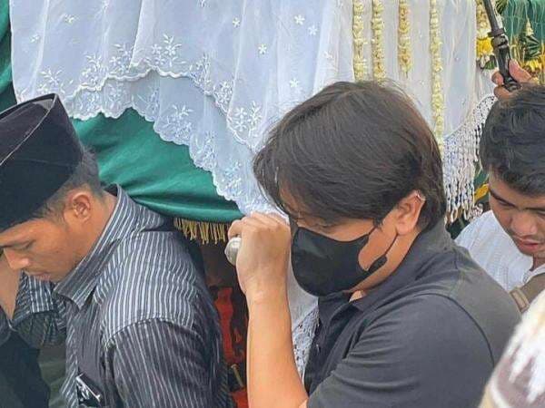 Banjir Air Mata, Billy Syahputra Ikut Makamkan Jenazah Mpok Alpa
