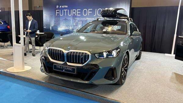 BMW i5 Touring Jadi Mobil Termahal yang Dijual di PEVS 2025