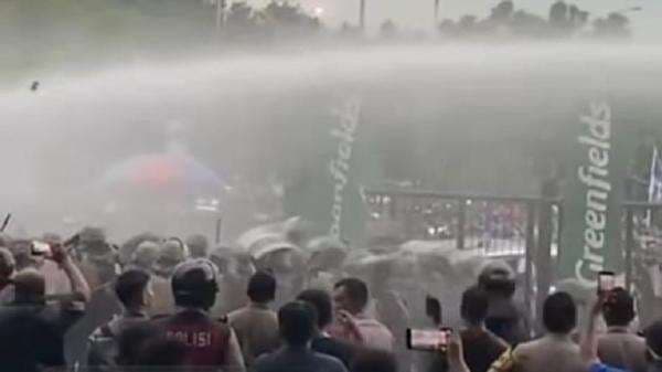 Pesta Juara Persib Dinodai Anarkistis, Bobotoh Tanpa Tiket Paksa Masuk Stadion GBLA