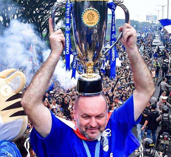 Persib Bandung vs PSM Makassar, Bojan Hodak Pilih Ngopi di Tribun Penonton 