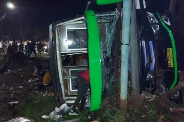Breaking News! Bus Pariwisata Kecelakaan di Ciater Subang, Korban Berserakan di Jalan