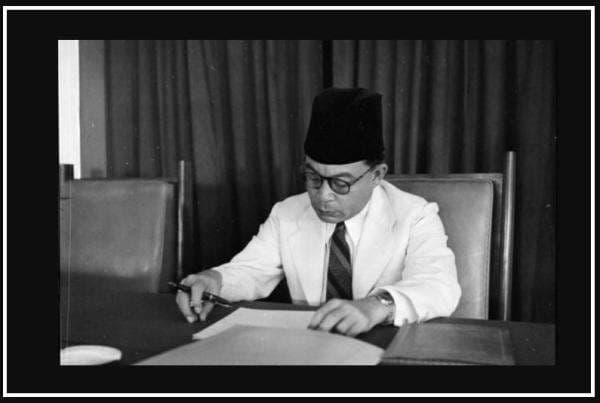 SPECIAL REPORT HUT RI: 10 Quote Bung Hatta Sang Proklamator yang Penuh Motivasi SPECIAL REPORT HUT RI: 10 Quote Bung Hatta Sang Proklamator yang Penuh Motivasi