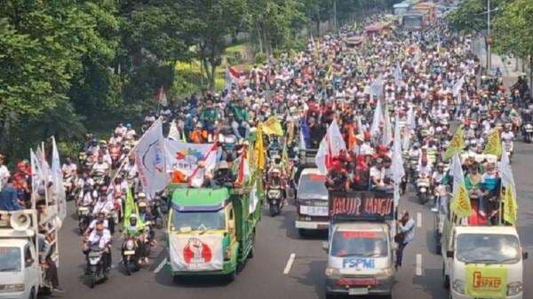 May Day, Ribuan Buruh di Surabaya Blokade Jalan dan Serukan Tuntutan