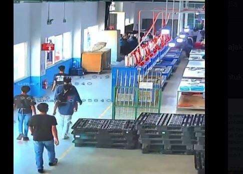 Viral Detik-Detik Buruh PT Yihong Sweeping Pekerja untuk Demo Sebelum Kena PHK Massal