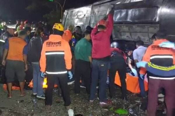 Bus Pariwisata Terguling di Ciater Subang Bawa Rombongan SMK Lingga Kencana Depok
