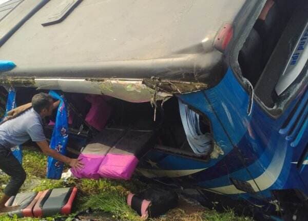 Bus Rombongan Kepala Desa di Serang Kecelakaan di Tol Tangerang-Merak, 20 Orang Luka-luka