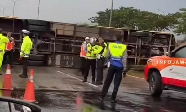    Bus Terguling di Km 98 Tol Cipali, Polisi: Tidak Ada Korban Jiwa