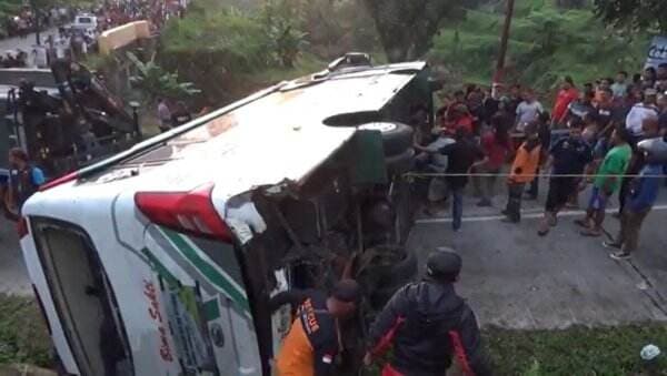 Bus Wisata Terguling di Tanjakan Karanganyar, 8 Orang Terluka