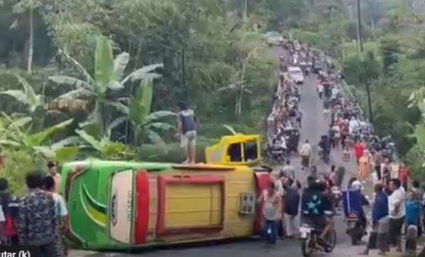 Kecelakaan Bus Peziarah asal Demak Terguling di Blado Batang, 15 Luka-Luka Kecelakaan Bus Peziarah asal Demak Terguling di Blado Batang, 15 Luka-Luka