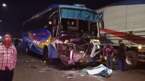 Kecelakaan di Jombang, Bus Bawa 25 Penumpang Tabrak Truk Gandeng Kecelakaan di Jombang, Bus Bawa 25 Penumpang Tabrak Truk Gandeng