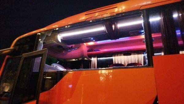 Viral Bus Persik Dilempari Batu Oknum Suporter hingga Kaca Pecah