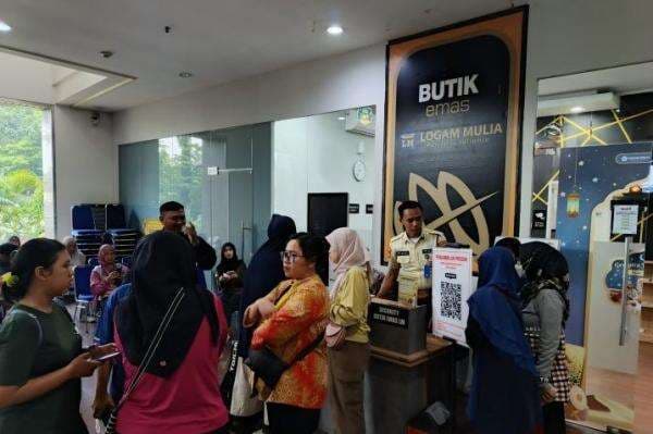 Ini Alasan Masyarakat Berbondong-bondong Beli Emas meski Antre sejak Subuh