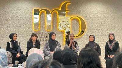 Modinity Fashion 2025: Buttonscarves Tampilkan Koleksi Spesial Hari Raya, Hadirkan Alyssa Daguise