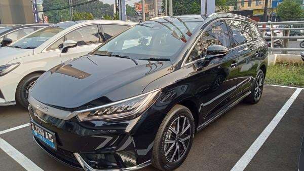 Uji Kemampuan BYD M6 Mengaspal Jakarta-Bandung, MPV Listrik Pertama di RI Buatan China!Â 