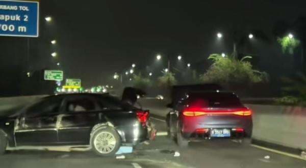 Viral Video Detik-Detik Pengendara Mobil Listrik BYD Kabur usai Tabrak Kendaraan Lain 