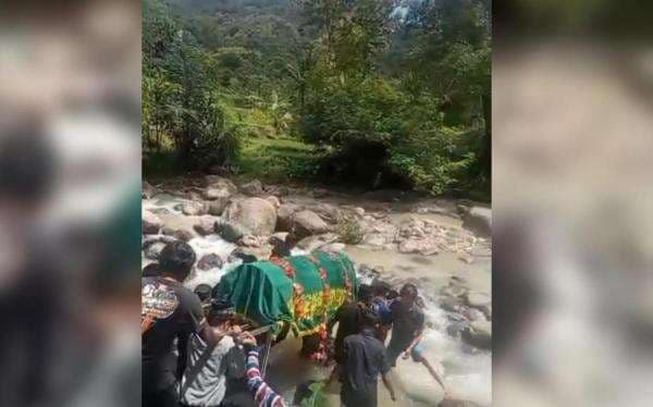 Viral Warga Ponorogo Bawa Keranda Jenazah Menyeberang Sungai, Alasannya Mengejutkan