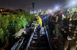 Mayat Pria Ditemukan di Pinggir Rel Kereta Api Lamongan, Ternyata Polisi Aktif