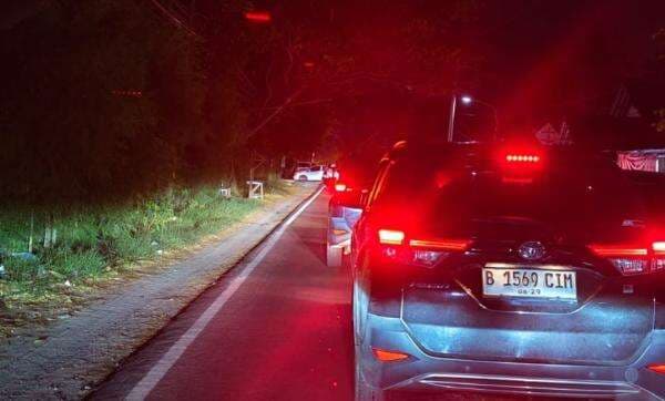 Jalur Menuju Anyer Macet Parah! Wisatawan Terjebak dari Arah Carita saat Libur Idul Adha