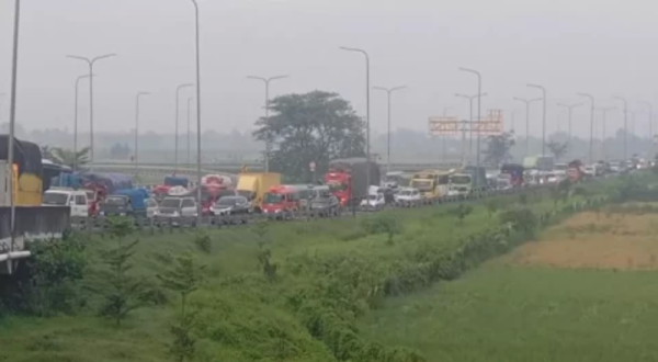 Banyak Pemudik Kehabisan Saldo E-Toll, Ribuan Kendaraan Antre di Gerbang Tol Pejagan