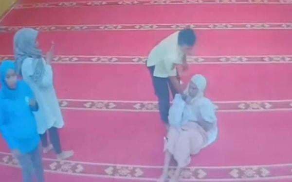 Mahasiswa Universitas Mataram Nekat Menyelinap Ikut Shalat Berjamaah Bersama Jamaah Perempuan