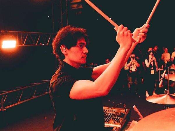 Tyo Nugros Dicekal Keluar Negeri hingga Batal Ikut Konser Dewa 19 di Malaysia, Imigrasi Buka Suara Tyo Nugros Dicekal Keluar Negeri hingga Batal Ikut Konser Dewa 19 di Malaysia, Imigrasi Buka Suara