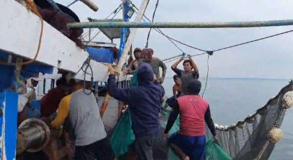 Warga Pesisir Gending Probolinggo Kecewa Masih Didapati Kapal Bolga Ditepian Pantai