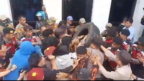 Kericuhan Warnai Demo Tolak Pengosongan 75 Lapak di Pasar Makale Tana Toraja