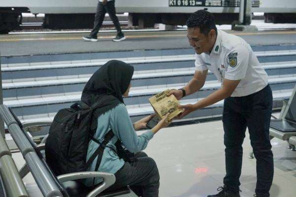 KAI Bagikan Takjil Gratis, Penumpang Bisa Buka Puasa di Stasiun Tawang dan Poncol