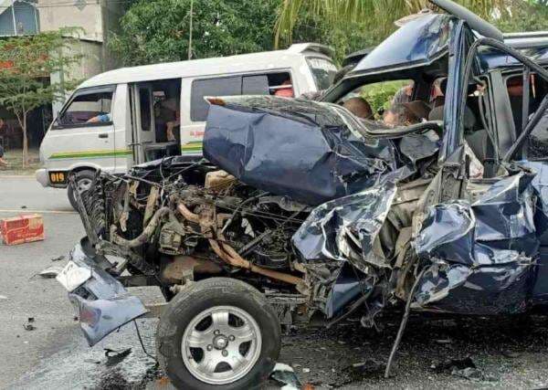 Kijang Hancur Tabrak Pantat Bus Bagong di Jalur Arteri Jombang, 8 Orang Penumpang Luka Parah